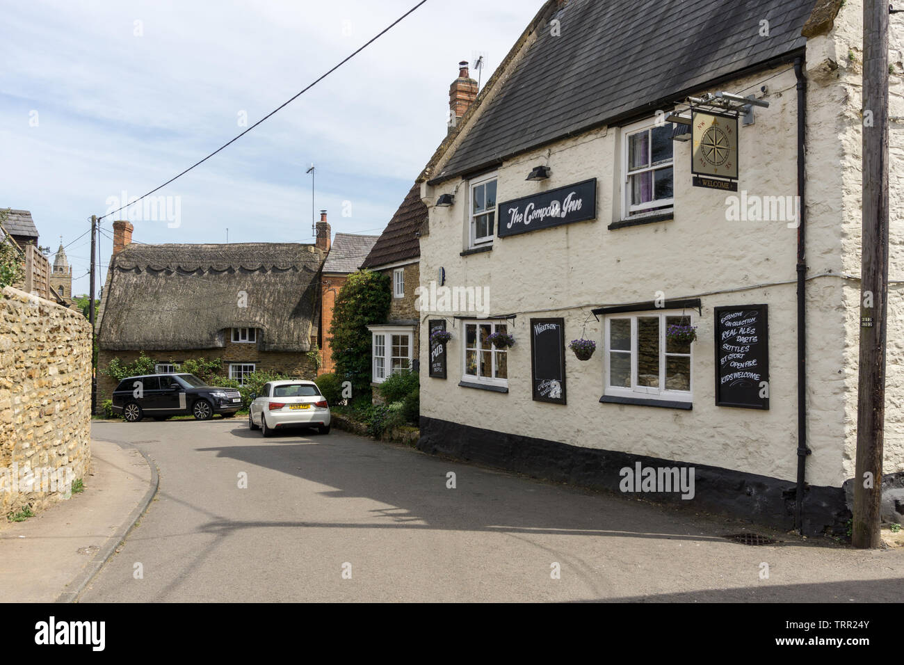 La bussola Inn, un dipinto di bianco semi pub rurale nel villaggio di Milton Malsor, Northamptonshire, Regno Unito Foto Stock