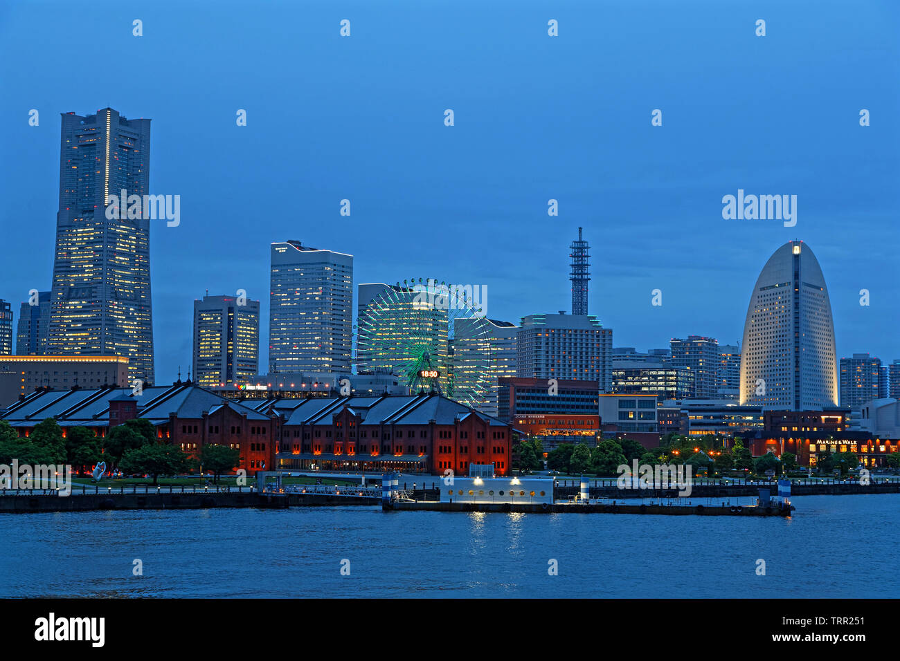 YOKOHAMA, Giappone, 20 Maggio 2019 : La vista dello skyline del porto di Yokohama al Blue ora. Il Porto di Yokohama serve 38000 navi un anno. Foto Stock