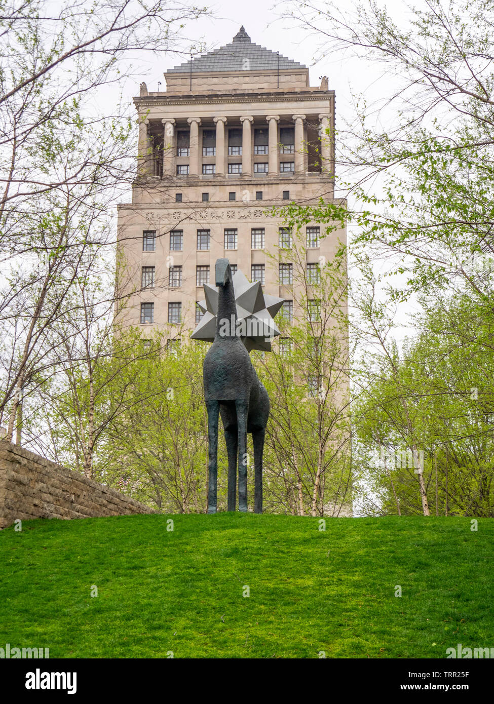 Arte pubblica scultura in bronzo di Zenit di Mimmo Paladino in città  giardino Parco della Scultura e tribunali civili Costruzione di St Louis  nel Missouri negli Stati Uniti Foto stock - Alamy