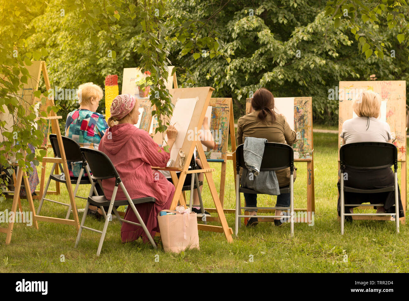 Le donne anziane pittura alla scuola d'arte studio per gli anziani. Mosca - Giugno 1, 2019. Giorno d'estate e di sole Foto Stock