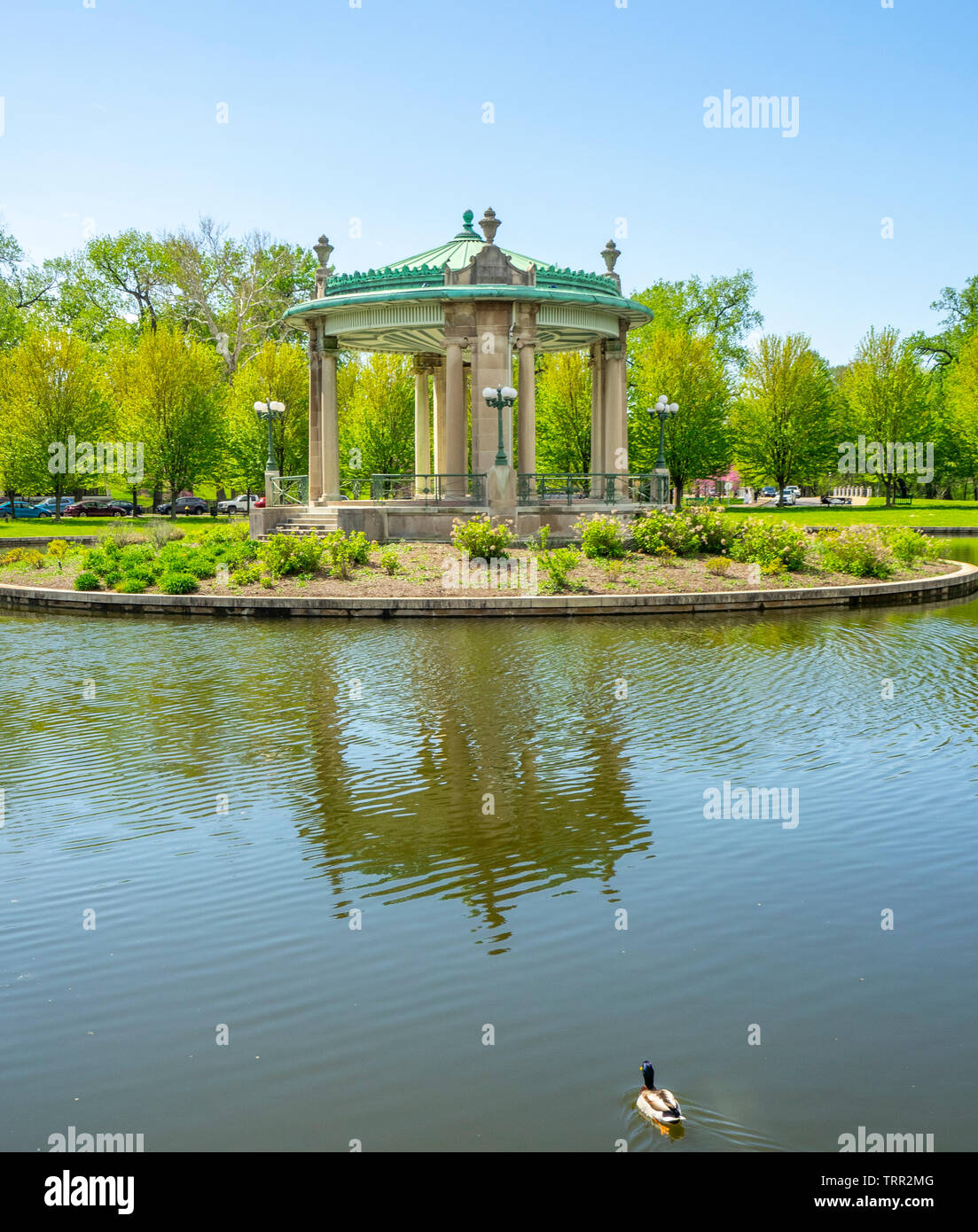 Nathan Frank Bandstand una rotonda su un isola nel mezzo di un lago di Forest Park St Louis nel Missouri negli Stati Uniti. Foto Stock