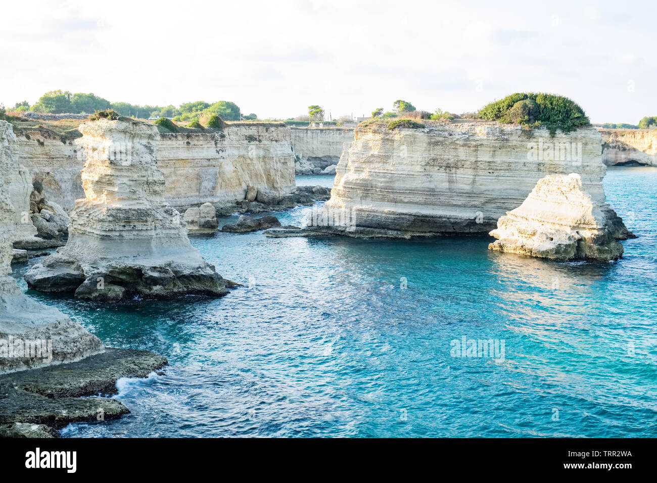 Vista dei Faraglioni di Sant Andrea nel Salento vicino a Otranto, maestose rocce a pochi metri dalla costa del sud Italia. Foto Stock
