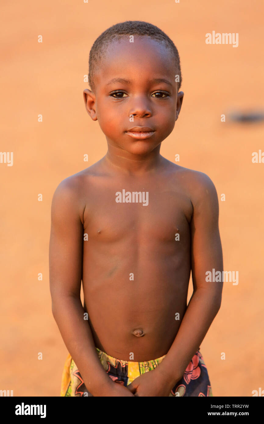 Ritratto d'onu enfant togolais. Atakpamé. Il Togo. Afrique de l'Ouest. Foto Stock