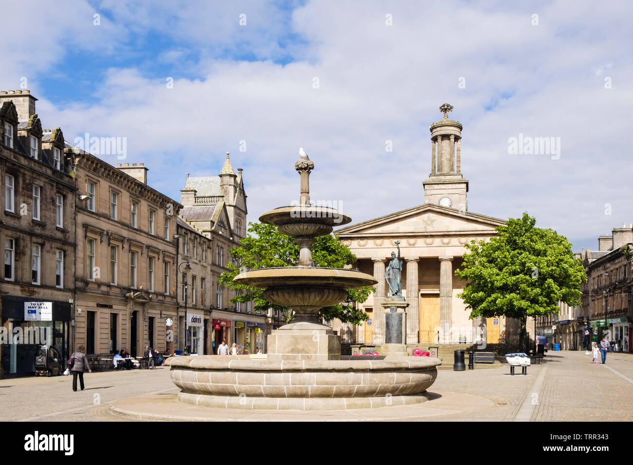 Fontana, memoriale di guerra e St Giles chiesa sul Plainstones. High Street, Royal Burgh di Elgin, murene, Scozia, Regno Unito, Gran Bretagna Foto Stock