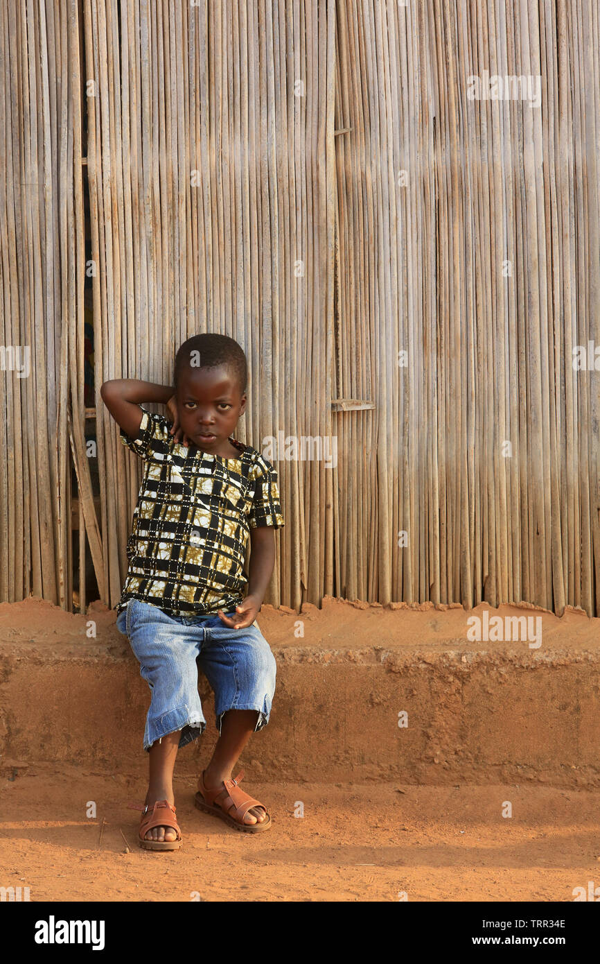 Ritratto d'onu enfant togolais. Atakpamé. Il Togo. Afrique de l'Ouest. Foto Stock
