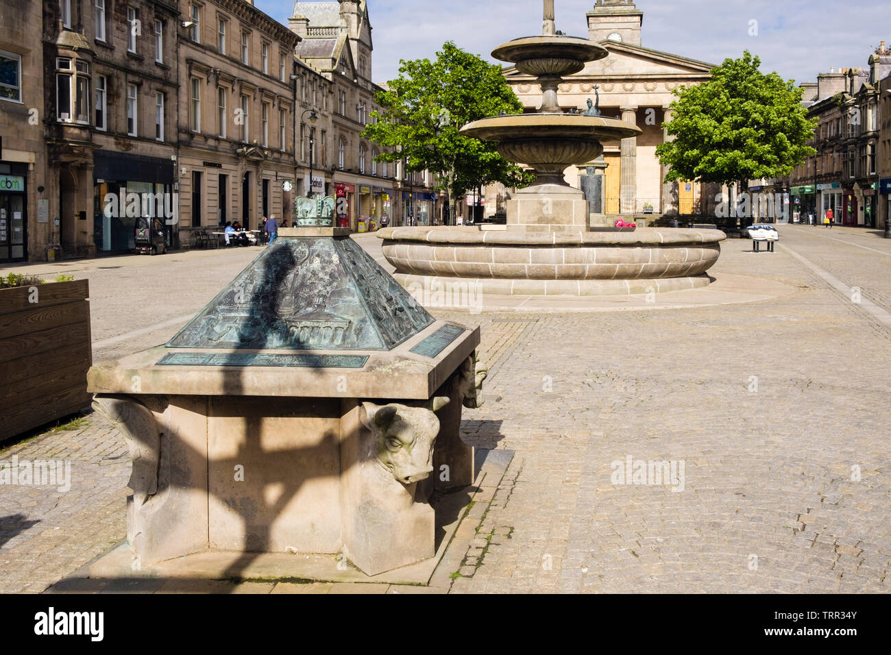Scena di strada con la scultura su Plainstones. High Street, Royal Burgh di Elgin, murene, Scozia, Regno Unito, Gran Bretagna Foto Stock