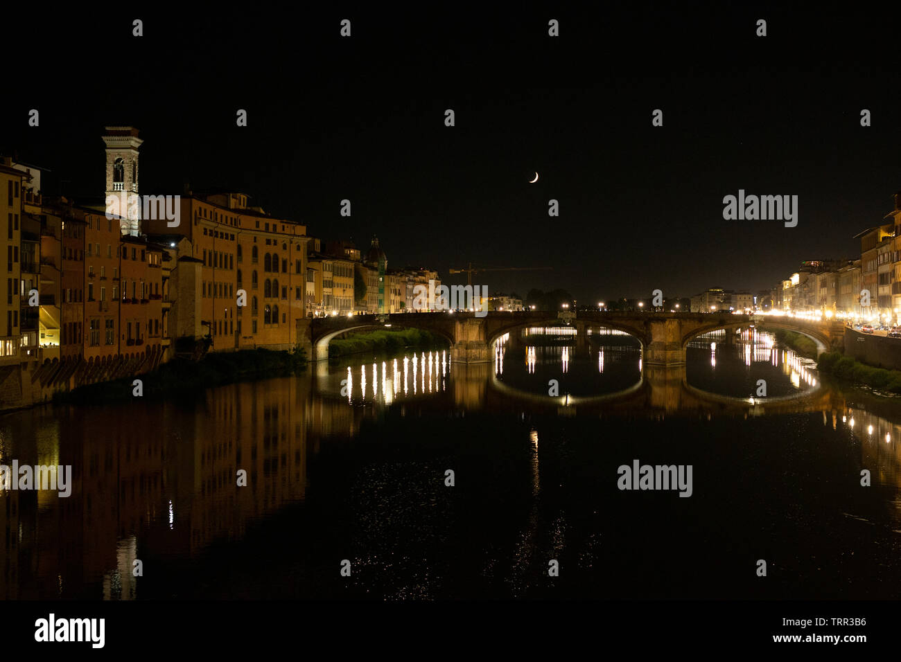 Il fiume Arno a Firenze, Italia, visto dal Ponte Vecchio di notte Foto Stock