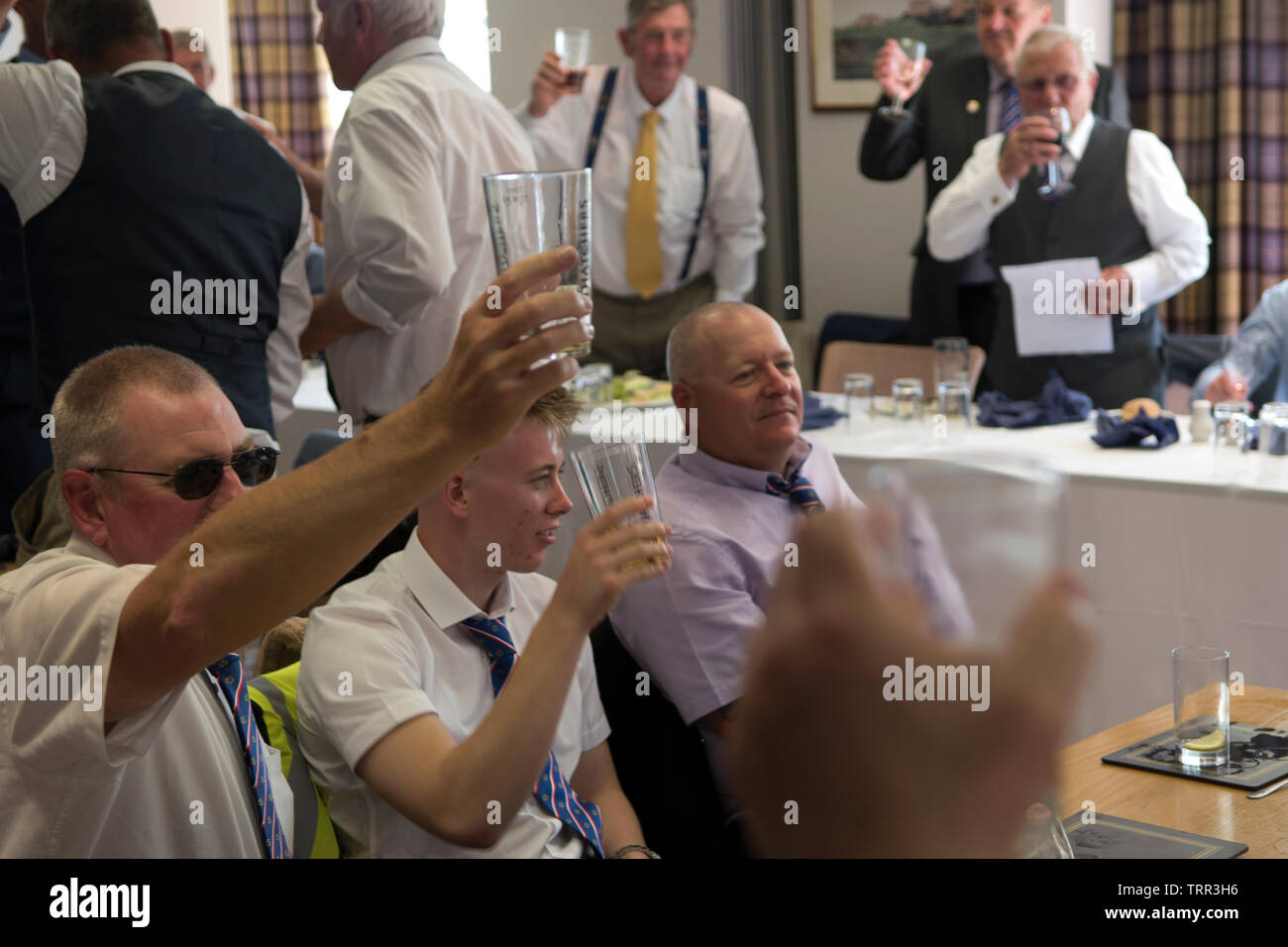 Brindare, alzare un bicchiere per celebrare un evento Somerset, UK 2019 2010s, UK HOMER SYKES Foto Stock