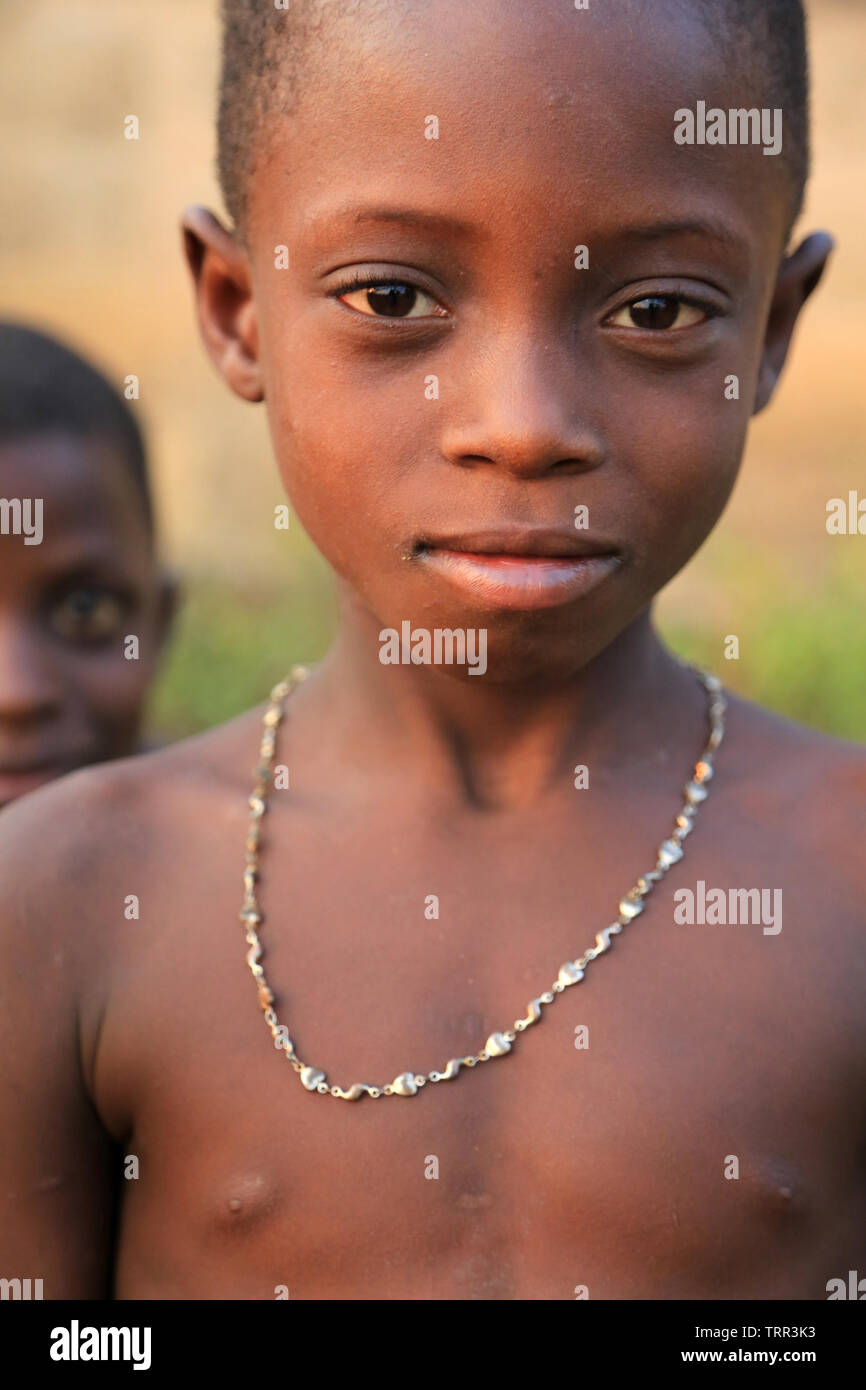 Ritratto d'onu enfant togolais. Datcha Attikpayé. Il Togo. Afrique de l'Ouest. Foto Stock