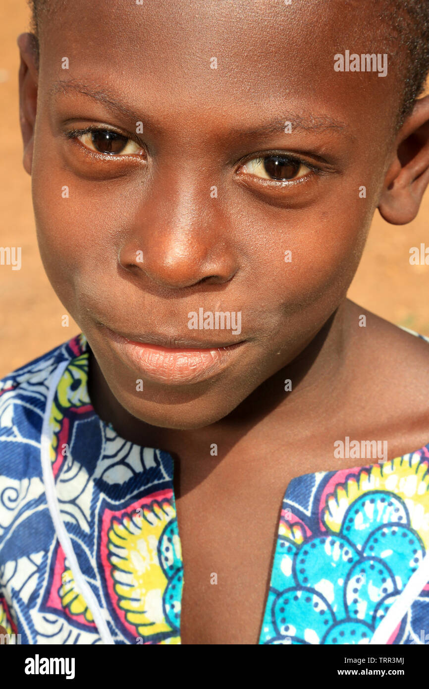 Ritratto d'onu enfant togolais. Datcha Attikpayé. Il Togo. Afrique de l'Ouest. Foto Stock