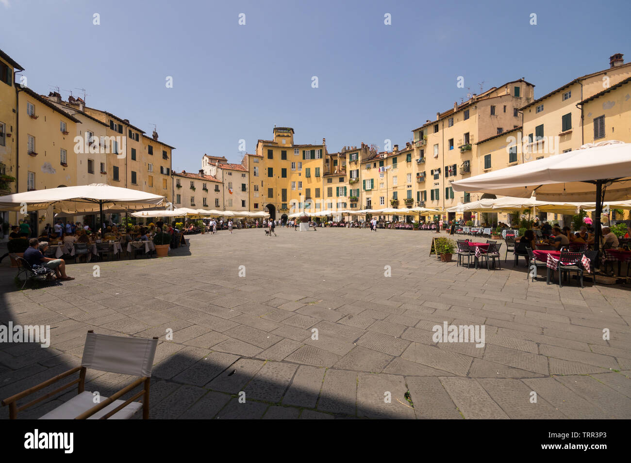 Piazza Anfiteatro, Piazza Anfiteatro, Lucca, Toscana, Italia; spazio pubblico ellittico medievale costruito sulle rovine di un anfiteatro romano Foto Stock