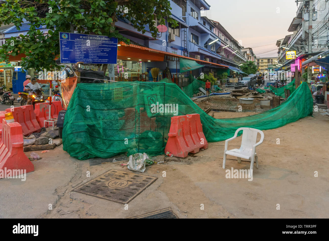 PATTAYA,THAILANDIA - Aprile 21,2019:Buakhaow Soi questo è un piccolo sito in costruzione per migliorare la qualità della canalizzazione. Foto Stock