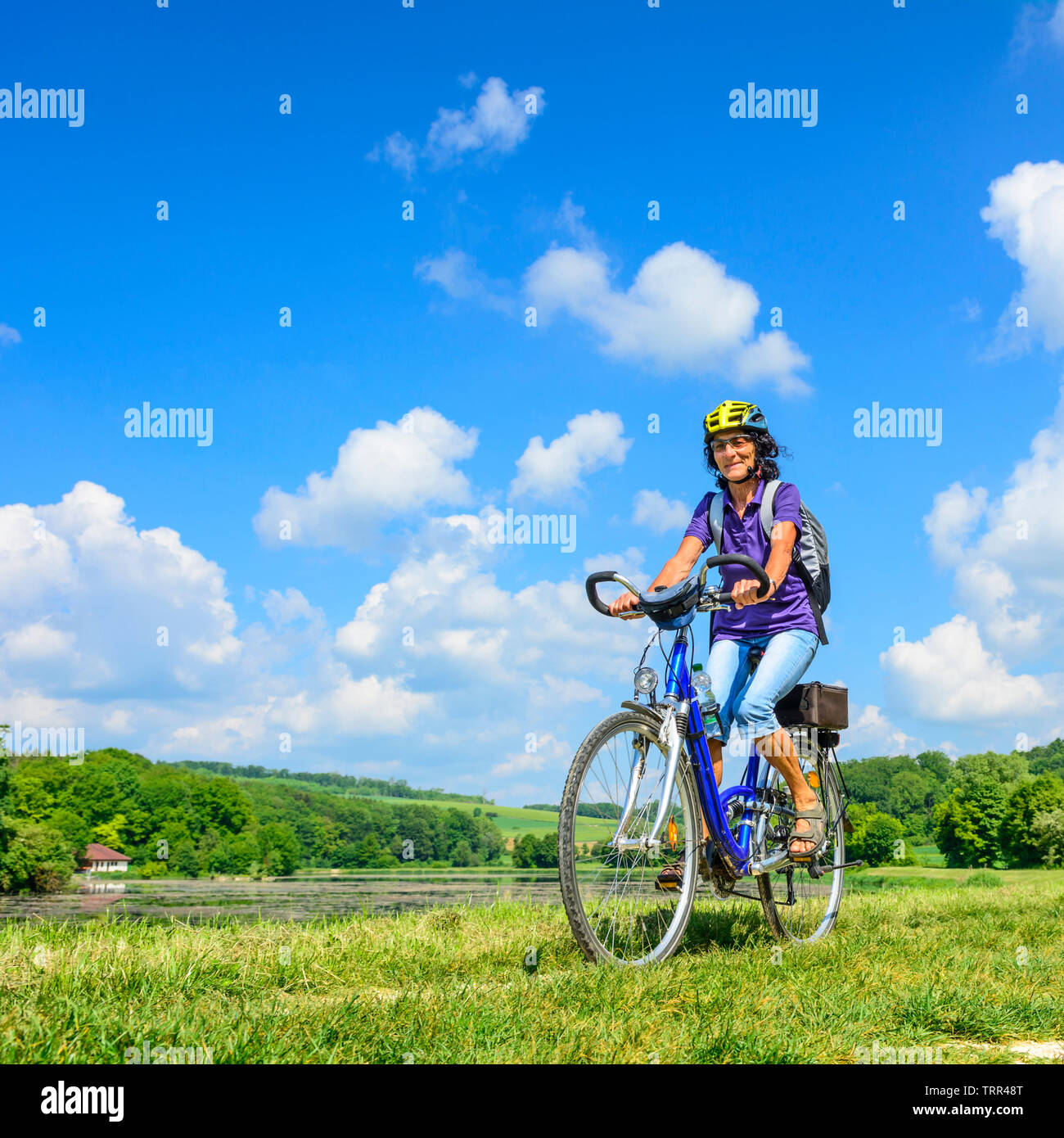 Il sambuco donna su tour in bicicletta in primavera la natura Foto Stock