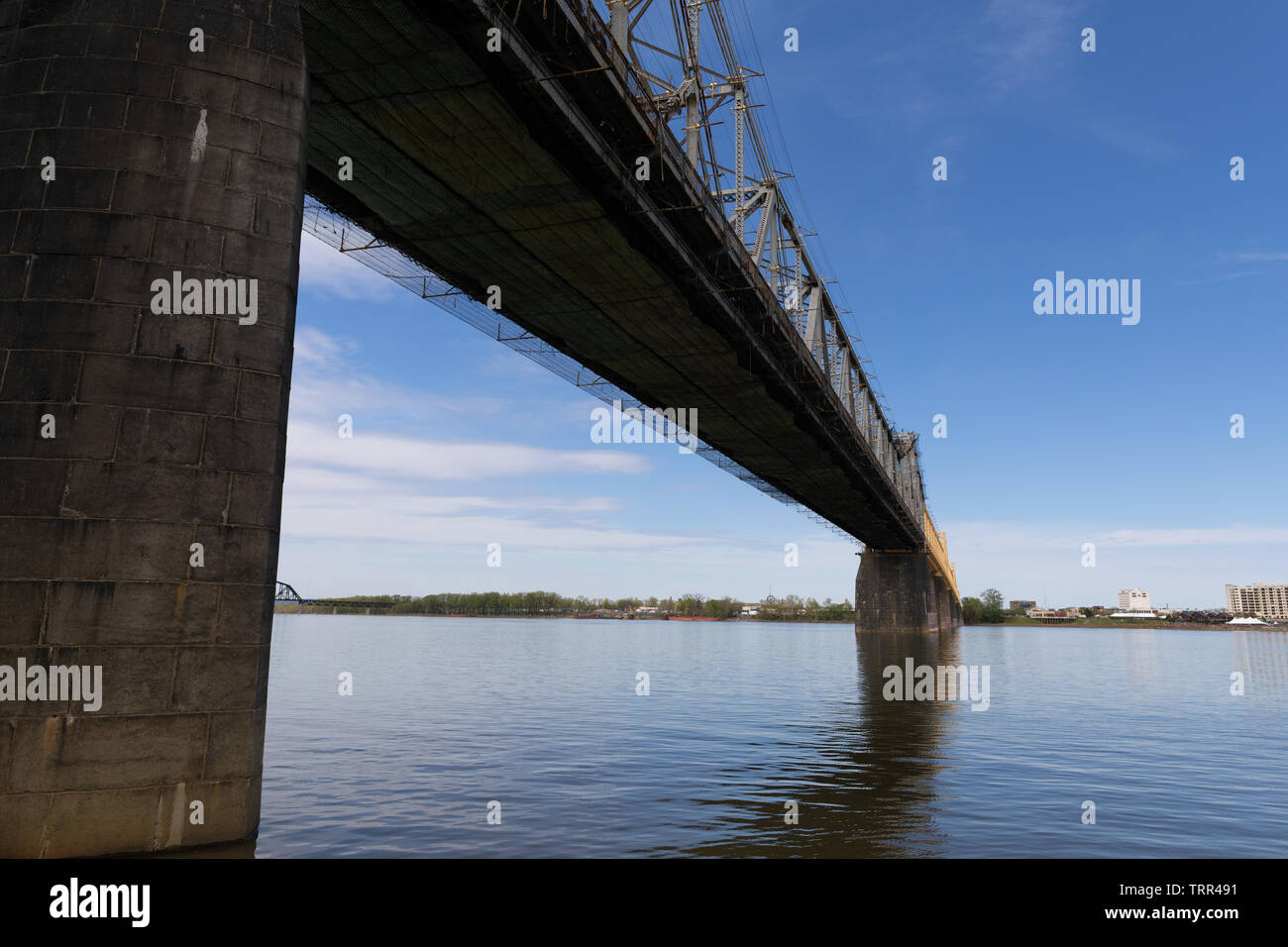 Louisville, Kentucky, Stati Uniti d'America - 13 Aprile 2019: Il Clark Memorial Bridge, US-31, Jeffersonville sullo sfondo. Foto Stock
