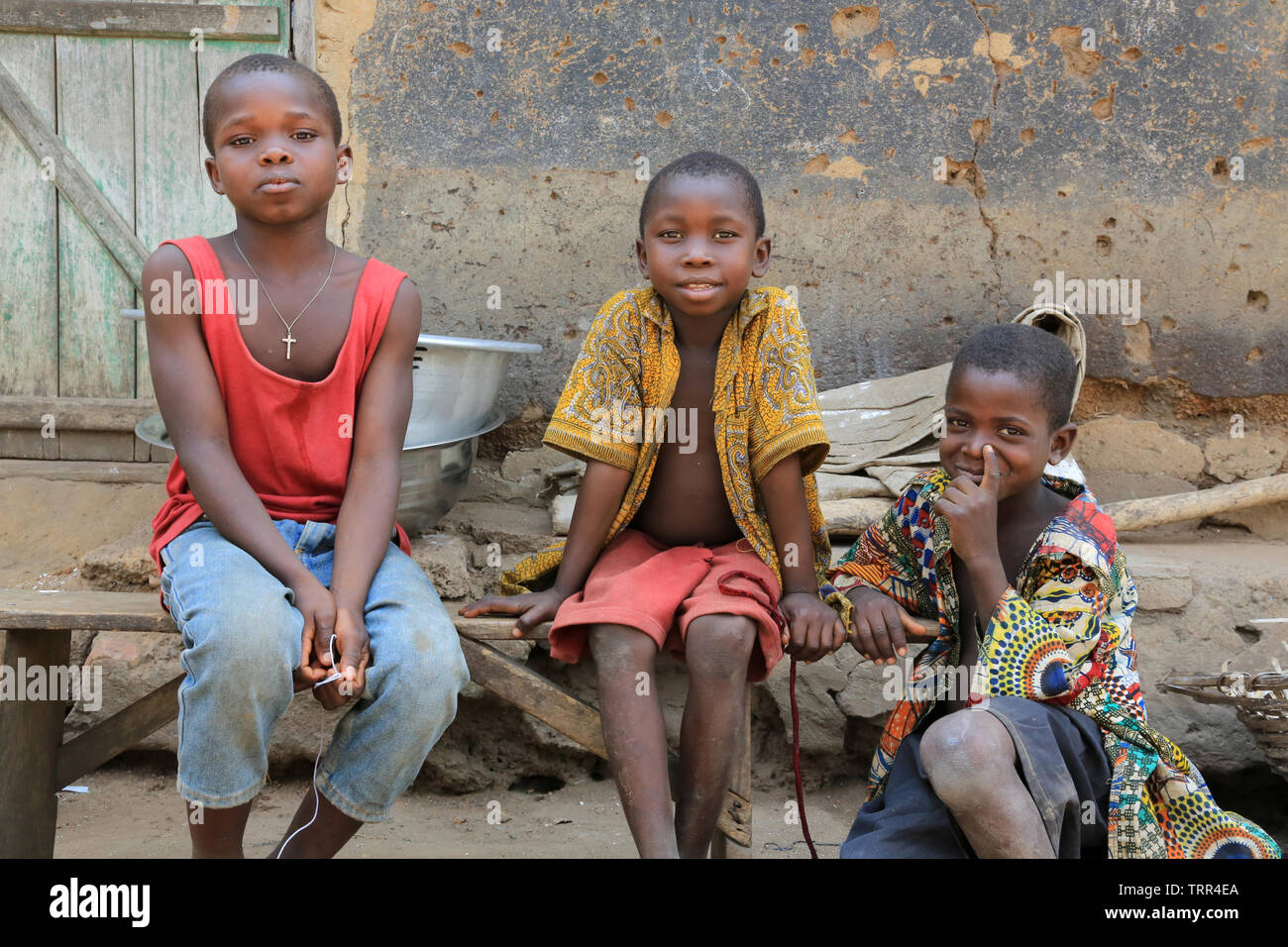 Groupe d'enfants dans un villaggio. Datcha Attikpayé. Il Togo. Afrique de l'Ouest. Foto Stock