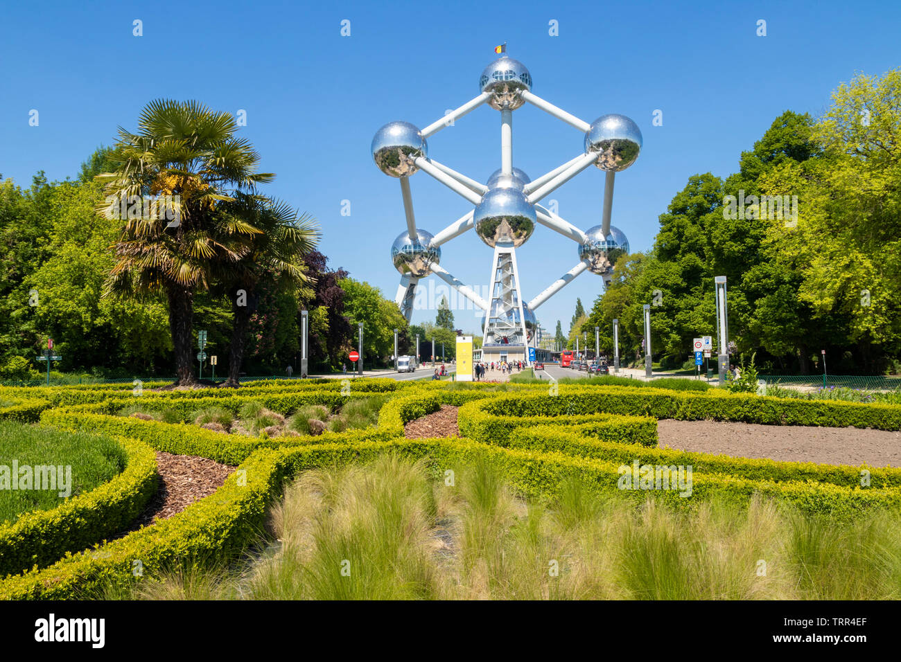 Bruxelles Atomium Brussels Square de l'Atomium siepi di bosso sulla rotatoria Boulevard de Centaire Bruxelles Belgio UE Europa Foto Stock