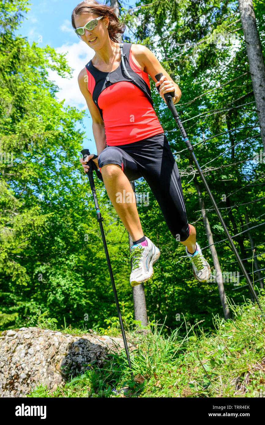 Arduo trail running esercizio nella regione alpina Foto Stock