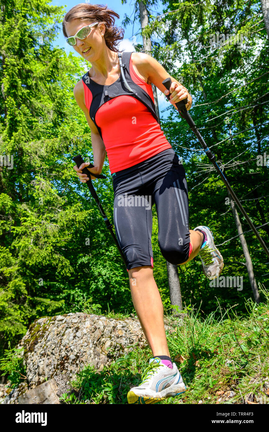 Arduo trail running esercizio nella regione alpina Foto Stock