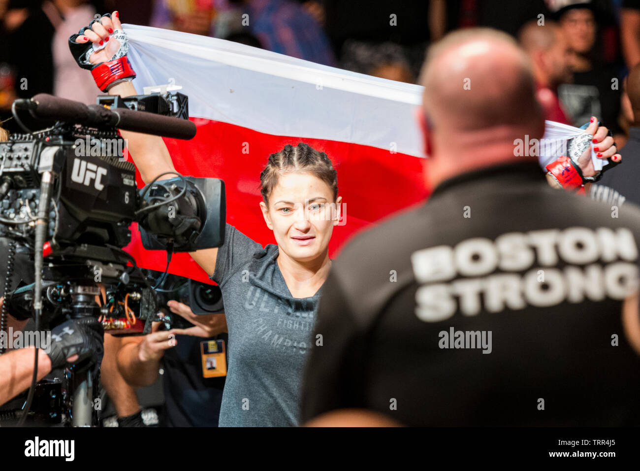 Chicago, IL, Stati Uniti - 8 Giugno 2019: Karolina Kowalkiewicz lottando contro Alexa Grasso durante UFC 238 alla United Center. Foto Stock