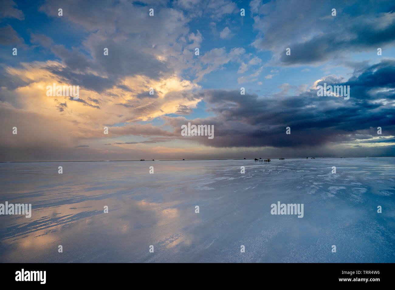 La superficie di mirroring del Salar de Uyuni durante il periodo di pioggia Foto Stock