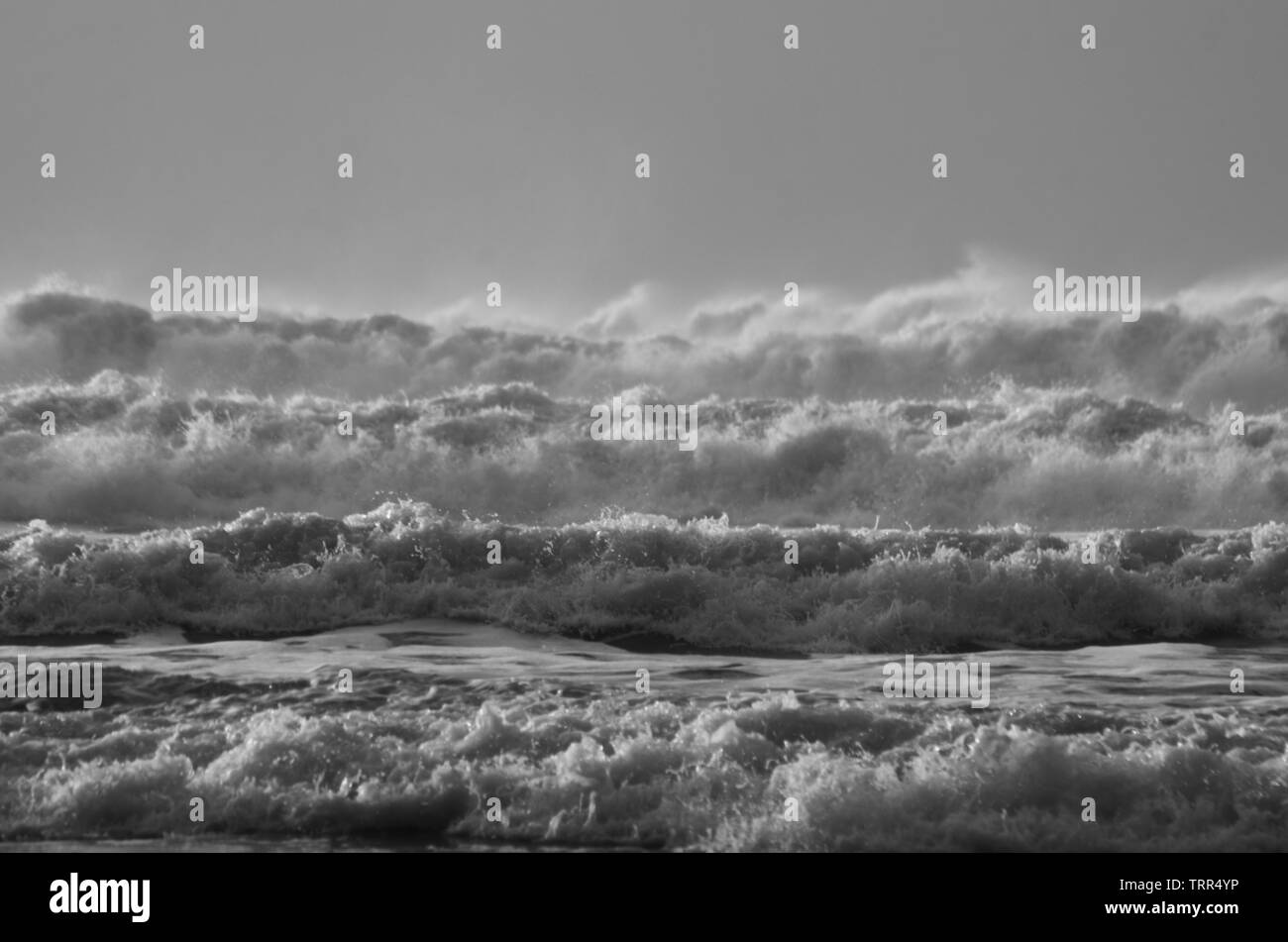 Onde che si infrangono sulla spiaggia in strati Foto Stock