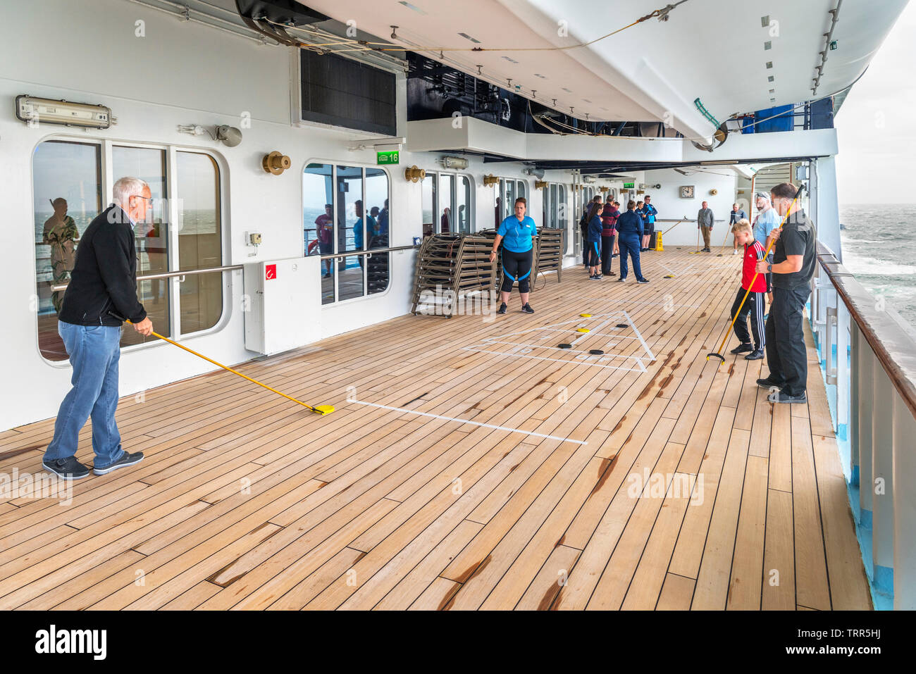 Passeggeri giocando Shuffleboard sul ponte della TUI nave da crociera Marella Explorer, Mare del Nord Europa Foto Stock