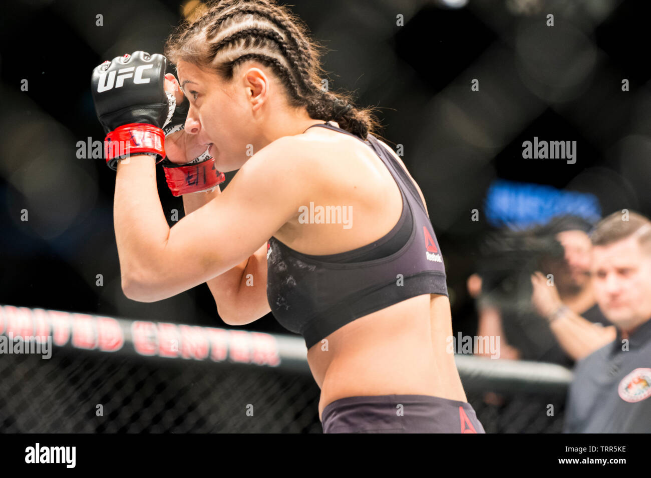 Chicago, IL, Stati Uniti - 8 Giugno 2019: Karolina Kowalkiewicz lottando contro Alexa Grasso durante UFC 238 alla United Center. Foto Stock