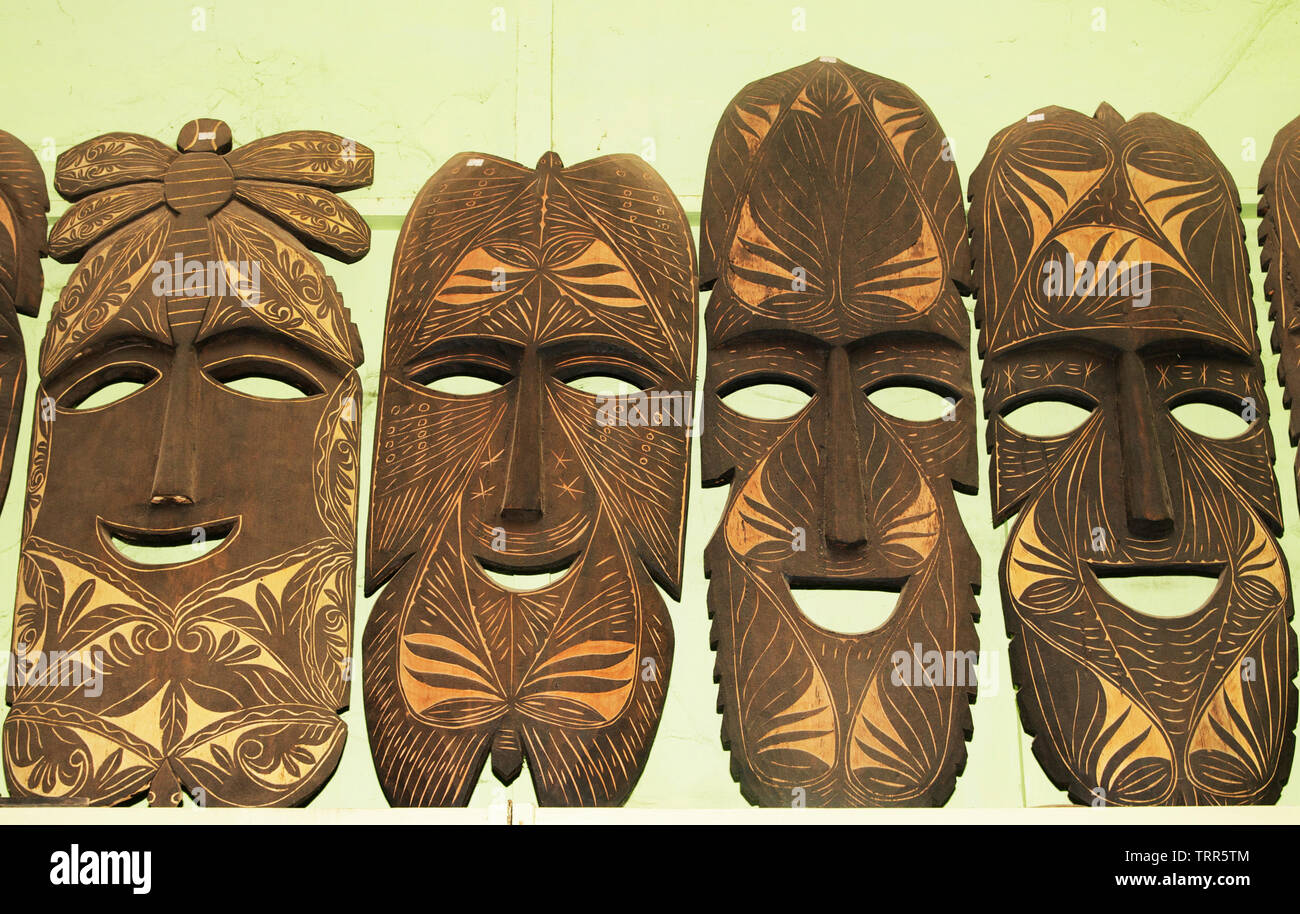 Realizzati in Coron, Palawan, maschere di disegni nativi sono in vendita come souvenir dell'isola sono scolpiti e realizzato a mano da nativi di legno disponibile. Foto Stock