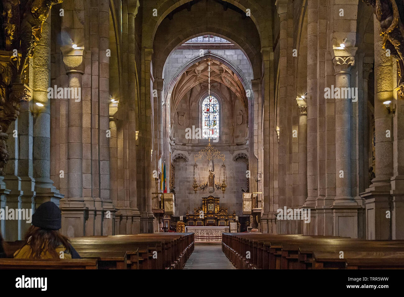 Braga, Portogallo. Se de Braga Cattedrale interno. Navata, cappella principale e altare. Più antica cattedrale in Portogallo. Xi secolo in stile romanico gotico con Foto Stock