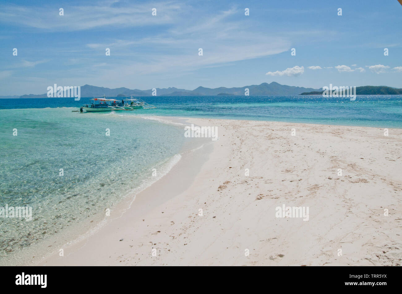Palawan è stato votato il migliore isola sulla terra da viaggi e tempo libero per la sua polvere delle spiagge di sabbia bianca, l'azzurro del mare e del cielo, il clima caldo e ricco di acque. Foto Stock
