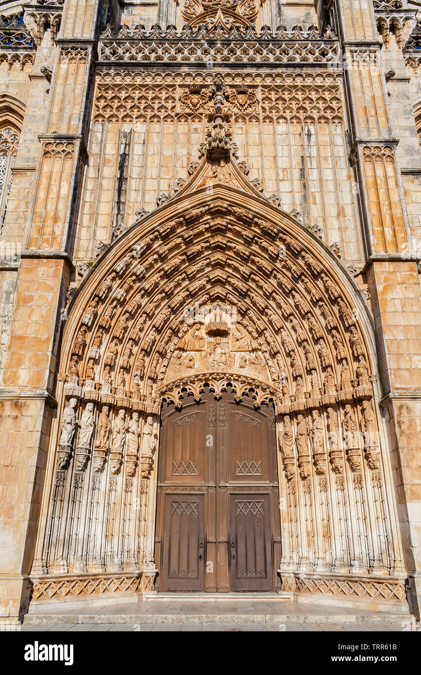 Batalha, Portogallo. Portale della Abbazia di Batalha aka Monastero di Santa Maria da Vitoria, con timpano, archivolti e architrave e altri gotici e Manuelin Foto Stock