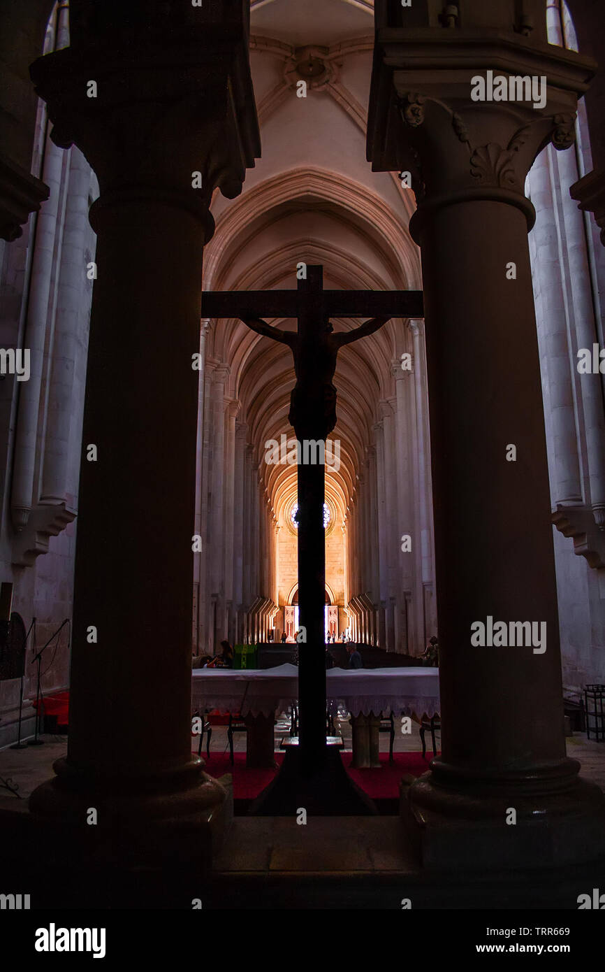 Alcobaca, Portogallo. Crocifisso con Cristo Gesù inchiodato alla croce nell altare del monastero di Santa Maria de Alcobaca Abbey. Architettura medioevale. C Foto Stock