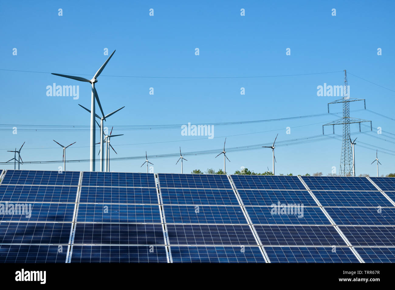 Pannelli solari, generatori eolici e linee di alimentazione aeree visto in Germania Foto Stock
