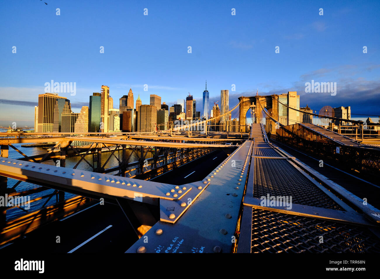 Nella foto è il Ponte di Brooklyn un cavo ibrido-alloggiato/sospensione ponte nella città di New York Foto Stock