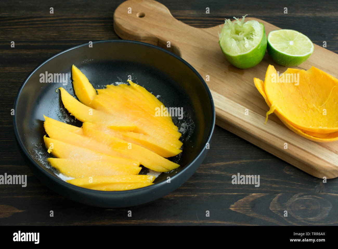 Fette di mango con lime e lo zucchero Foto Stock