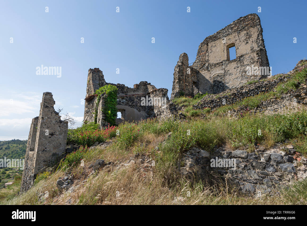 Un edificio abbandonato dei Pirenei catalani, Francia Foto Stock