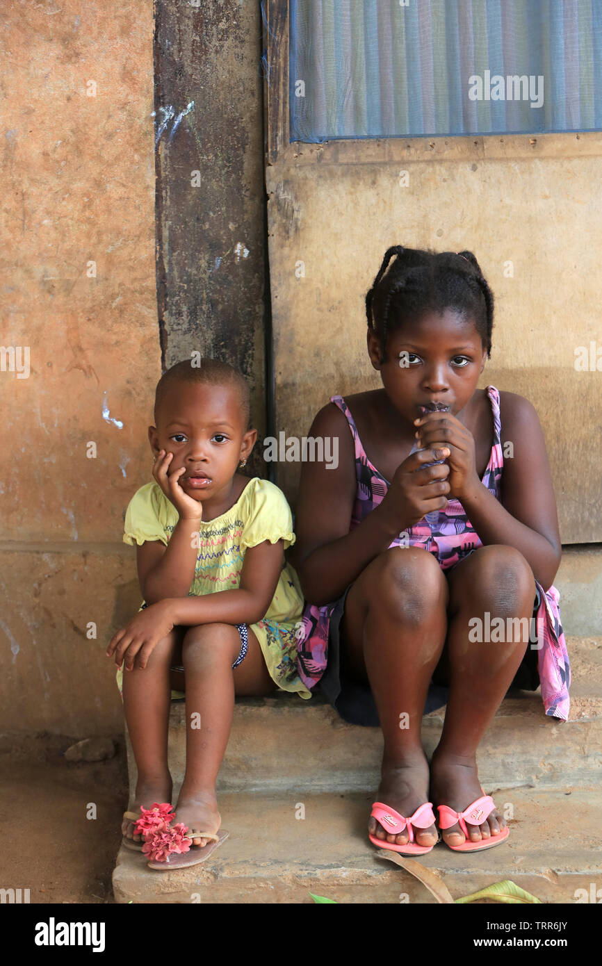 Enfants assis sur les marche d'une dimora. La convenzione di Lomé. Il Togo. Afrique de l'Ouest. Foto Stock