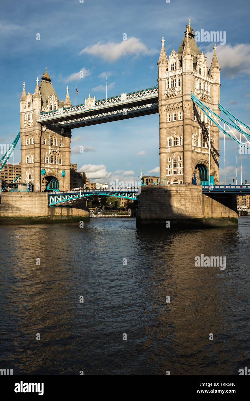 Tower Bridge come visto da Queens Walk, Londra, Regno Unito a partire dal 2013 Foto Stock