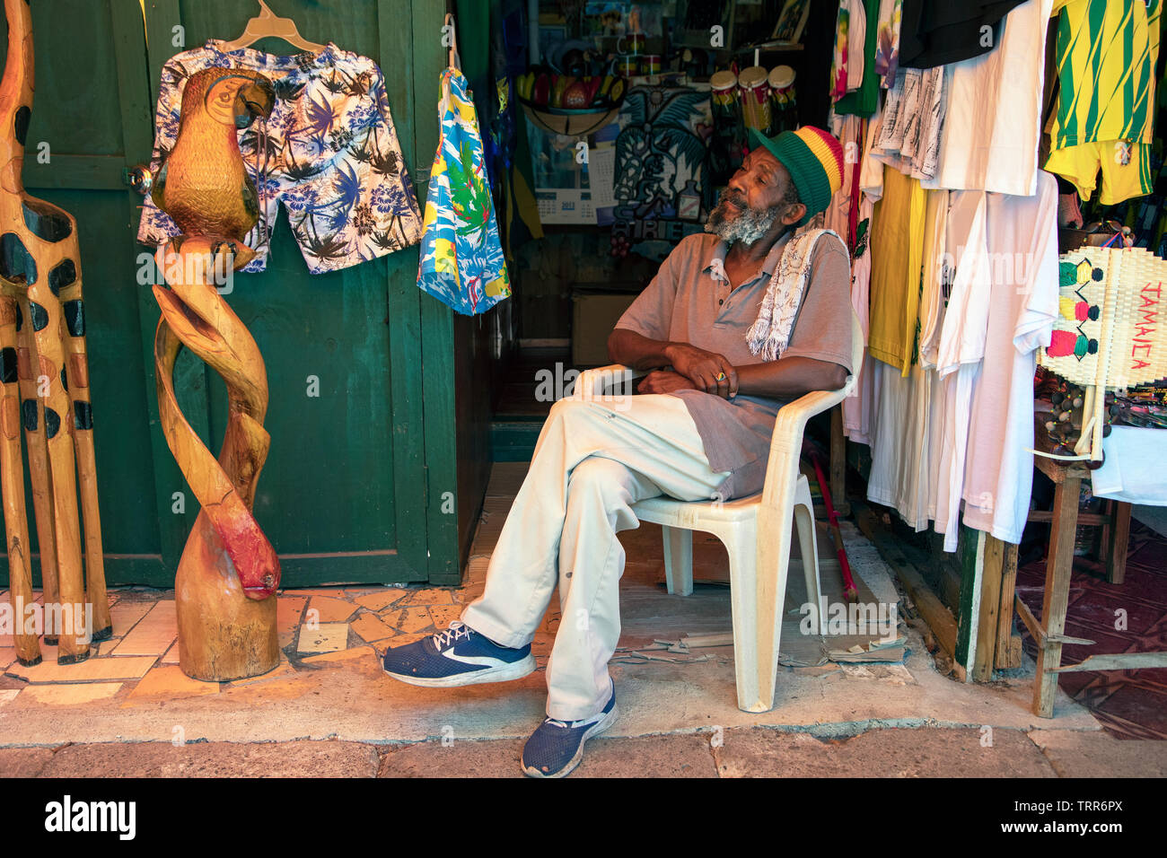 Locale titolare di stallo presso il locale mercato di strada che vendono souvenir, Ochi Rios, St Ann's distretto, Giamaica Foto Stock