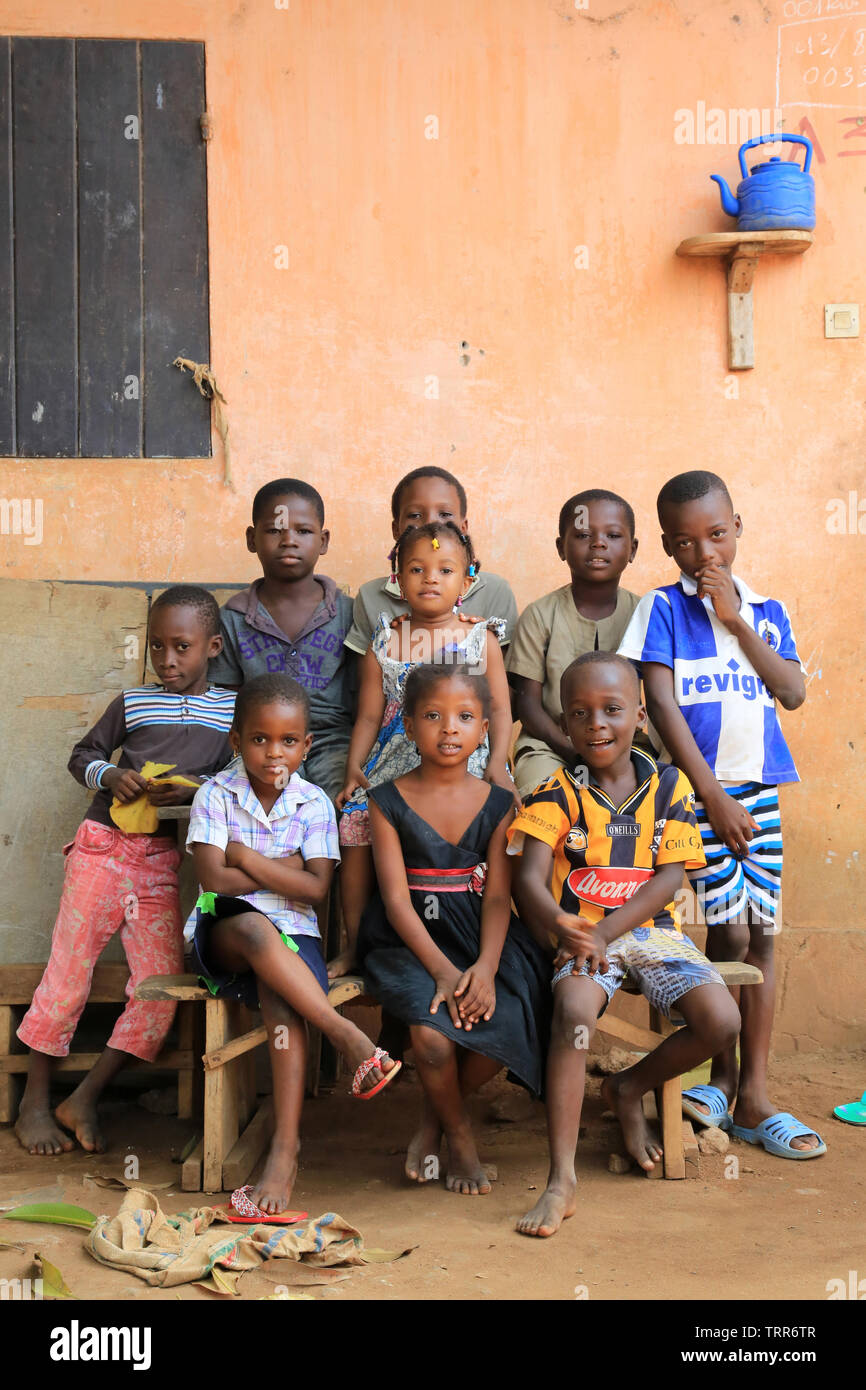Groupe d'enfants assis sur onu banc. La convenzione di Lomé. Il Togo. Afrique de l'Ouest. Foto Stock