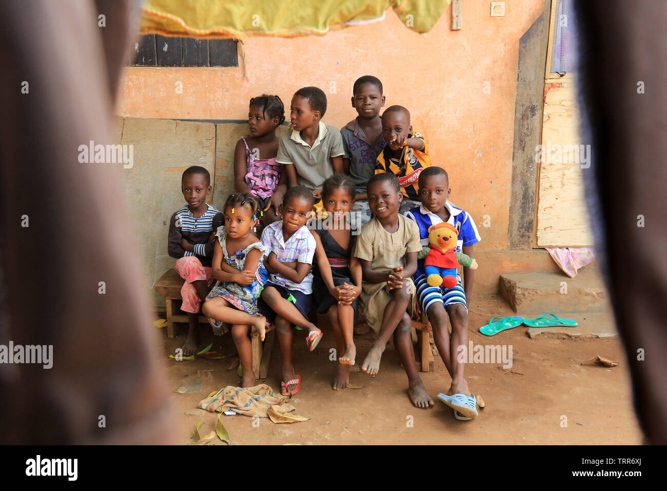 Groupe d'enfants assis sur onu banc. La convenzione di Lomé. Il Togo. Afrique de l'Ouest. Foto Stock