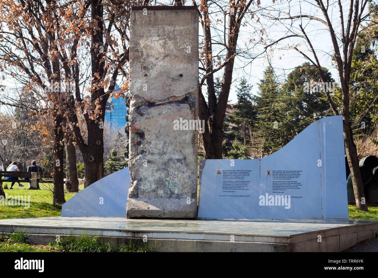 Una sezione del muro di Berlino, come parte di un memoriale, nel parco di fronte al Palazzo Nazionale della Cultura (NDK) nel centro di Sofia, Bulgaria Foto Stock