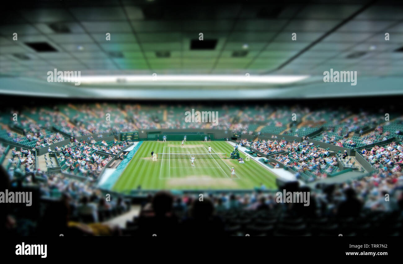 LONDON, Regno Unito - Luglio 12th, 2018, tilt shift effetto di Wimbledon All England Tennis club, campo centrale, durante il grand slam torneo ATP 2018 Foto Stock