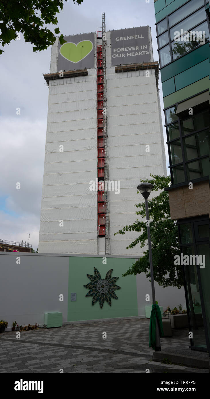 Londra, UK, 11 Giugno 2019 ore diurne. Grenfell Tower, scena del disastroso incendio fatale sulla settimana del secondo anniversario. Foto Stock