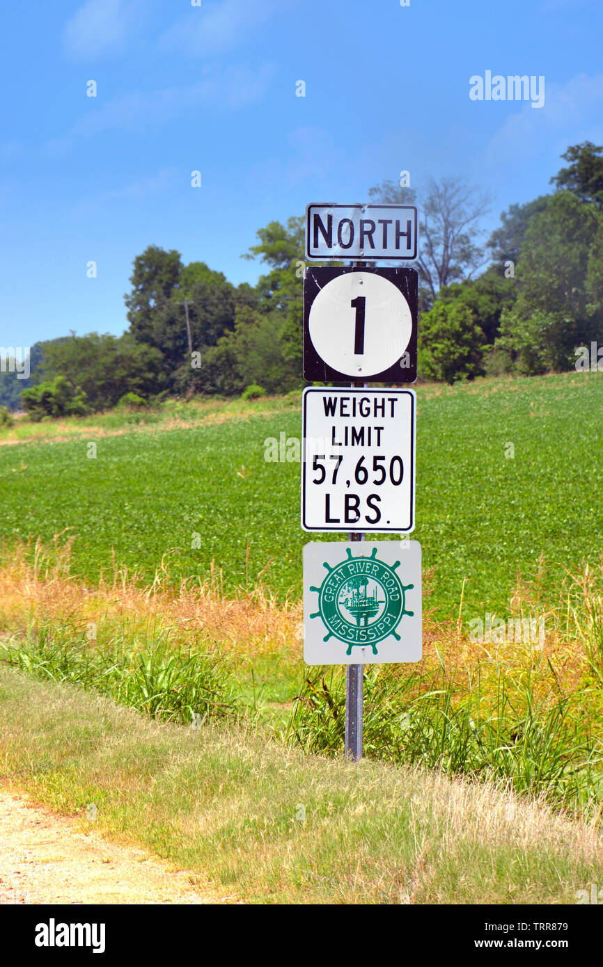 Un cartello stradale per autostrada nord 1 con una limitazione del peso, nelle zone rurali del nord-ovest del Mississippi Foto Stock