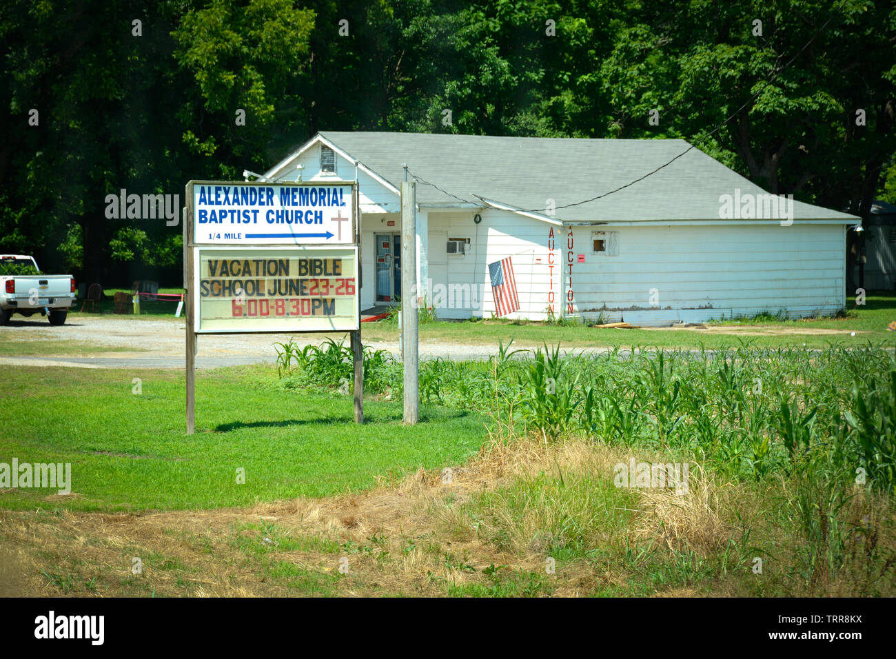 Un asta marginale house a fianco di un'autostrada con chiesa segnaletica direzionale nei meandri del nord ovest del Mississippi Foto Stock