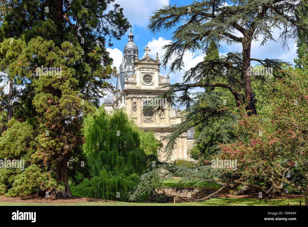 La chiesa di Saint Vincent de Paul su una soleggiata giornata di primavera a Blois, Francia Foto Stock