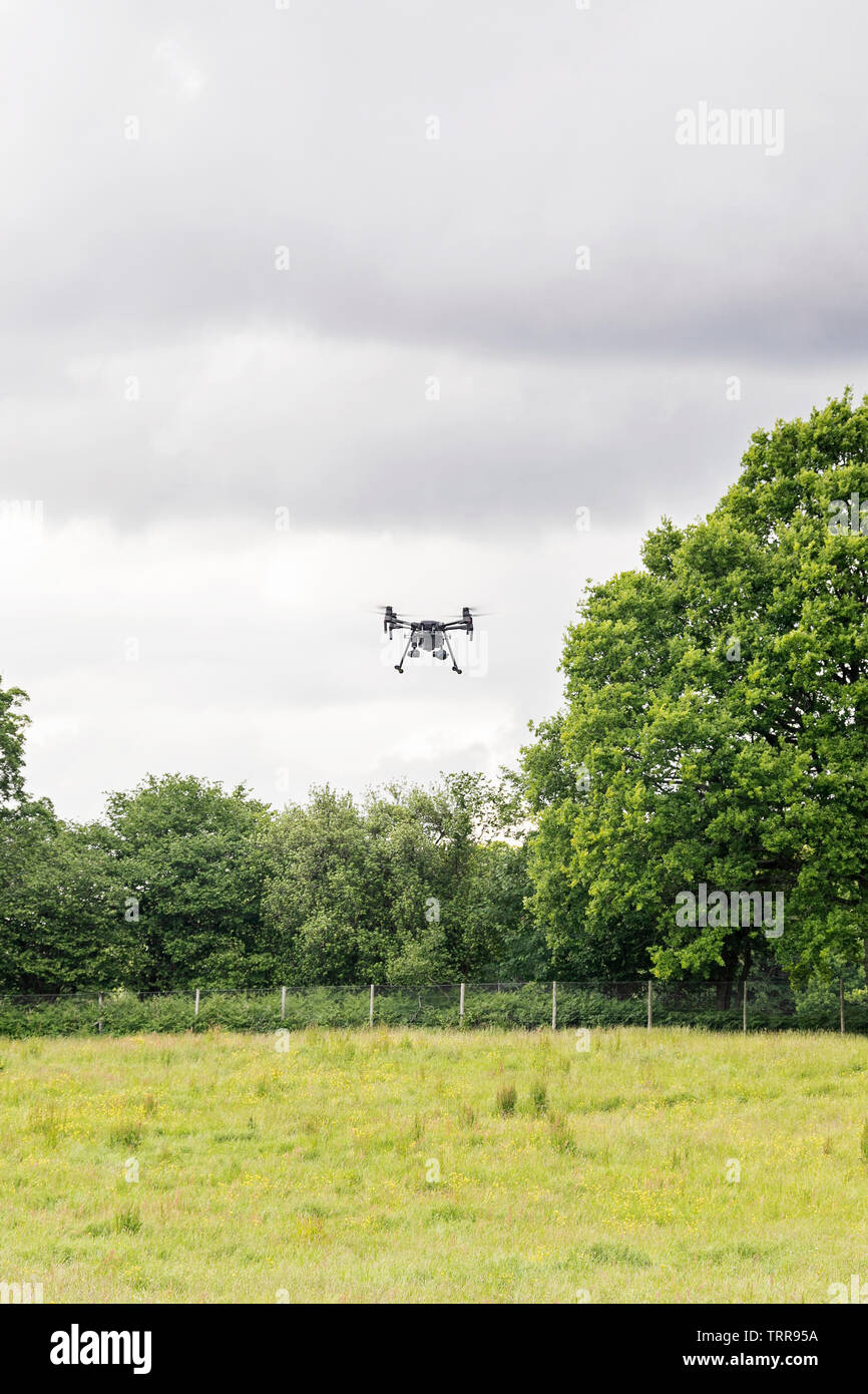 Drone di volo in campagna - Commerciale Drone di funzionamento Foto Stock