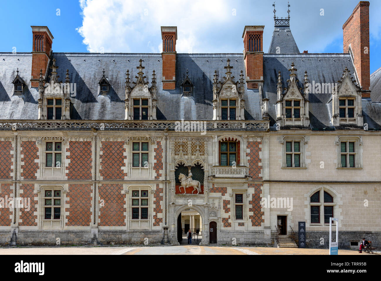 La facciata di Luigi XII ala del Château de Blois in Francia su una giornata di primavera Foto Stock