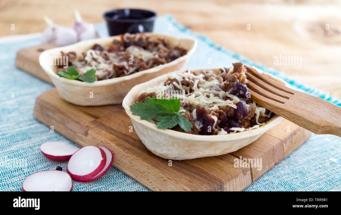 Farcite tortillas con fagioli rossi cibo messicano ricette Foto Stock